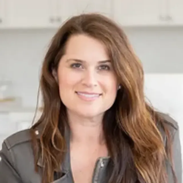 Portrait of Lauren Ravitz